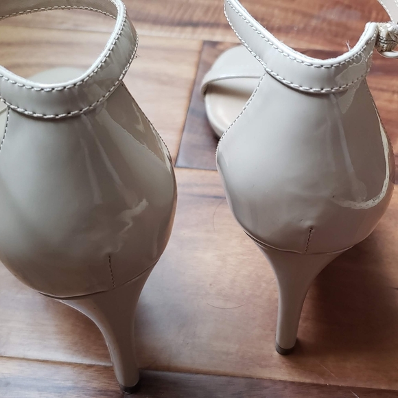 Unisa taupe patent leather sandals - Picture 4 of 6